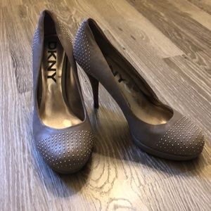 DKNY Pumps. Nude, gray with gold detail.